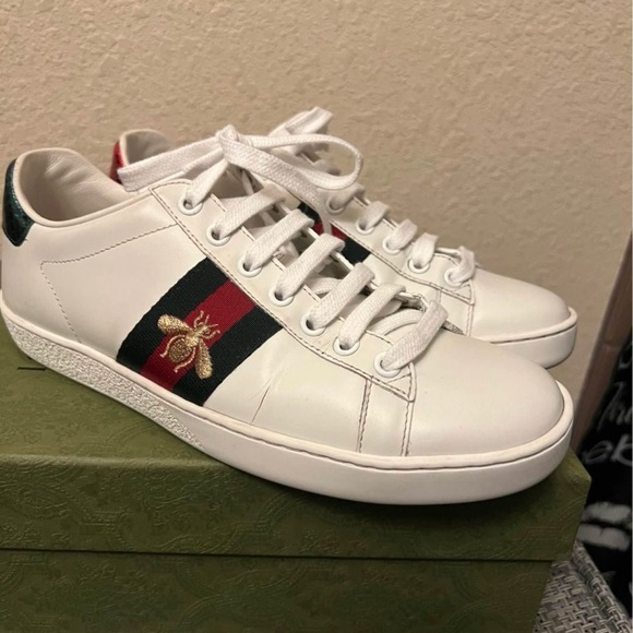 WOMEN\'S GUCCI ACE SNEAKER WITH BEE